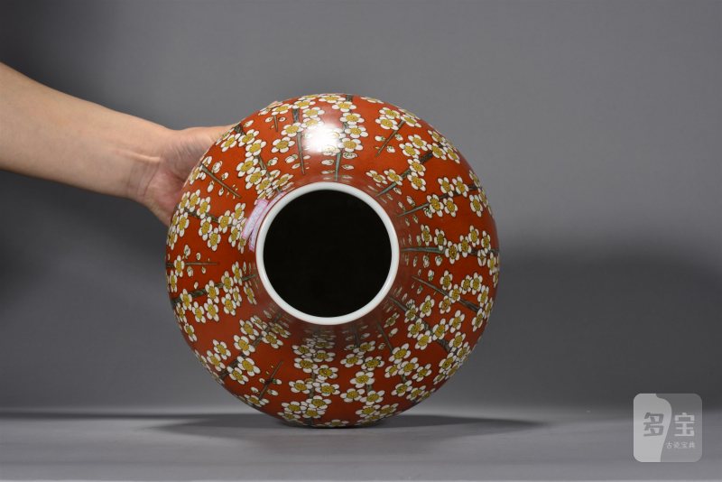 近现代 张松茂珊瑚红地粉彩梅花纹瓶 - 图6